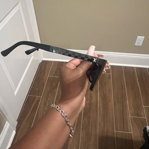 LOUIS VUITTON SUNGLASSES - Picture 3 of 3